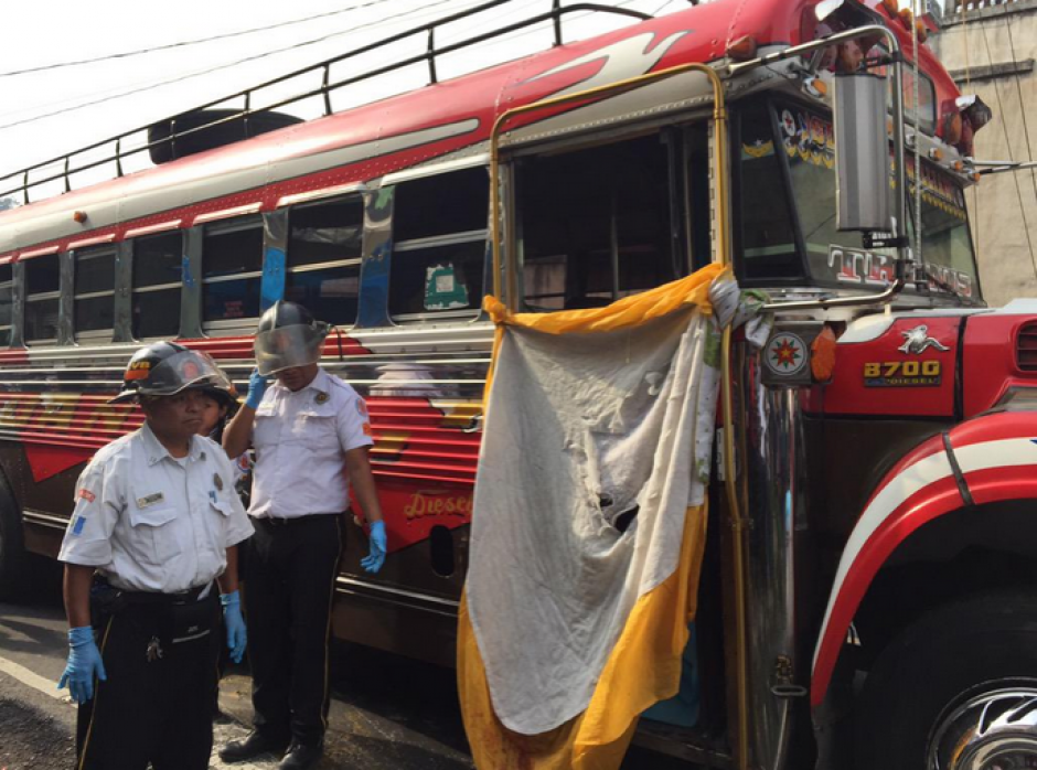 Dos pilotos y un ayudante han sido asesinados entre ayer y hoy en los kil&oacute;metros 26 y 29 de la ruta que conduce hacia San Juan Sacatep&eacute;quez. (Foto: Bomberos Voluntarios)&nbsp;