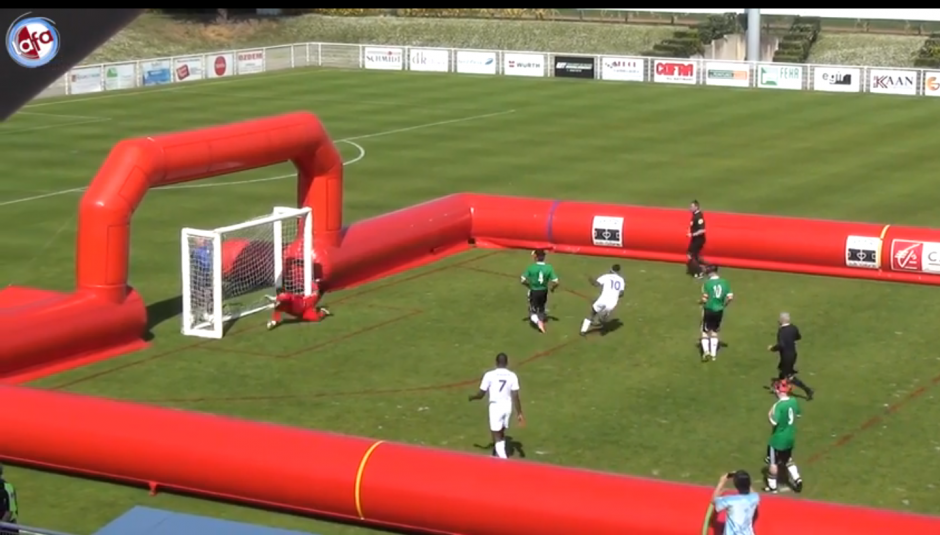 Yvan Wouandji, con el n&uacute;mero 10, tras anotar el gol que est&aacute; dando la vuelta al mundo. (Foto: YouTube)