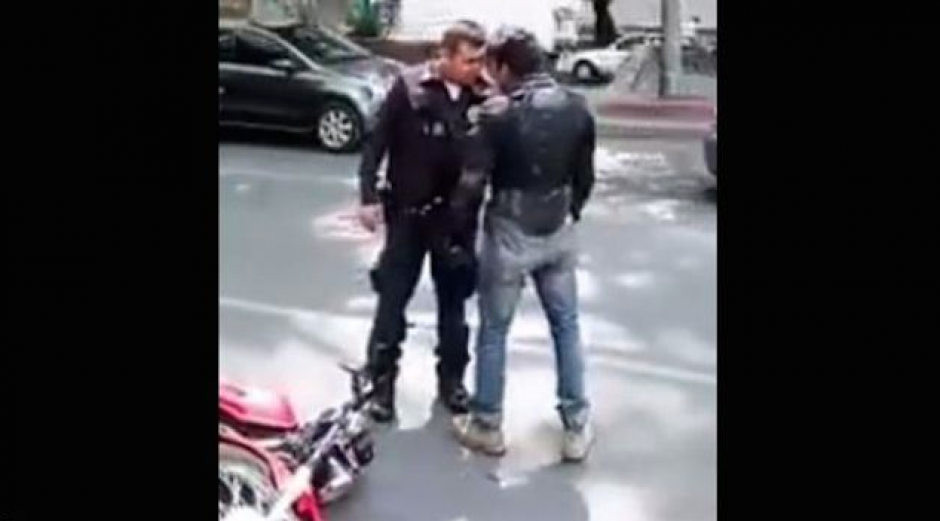 A pu&ntilde;o limpio estos dos se dan a los golpes en las calles de M&eacute;xico. &nbsp;(Imagen: YouTube)&nbsp;