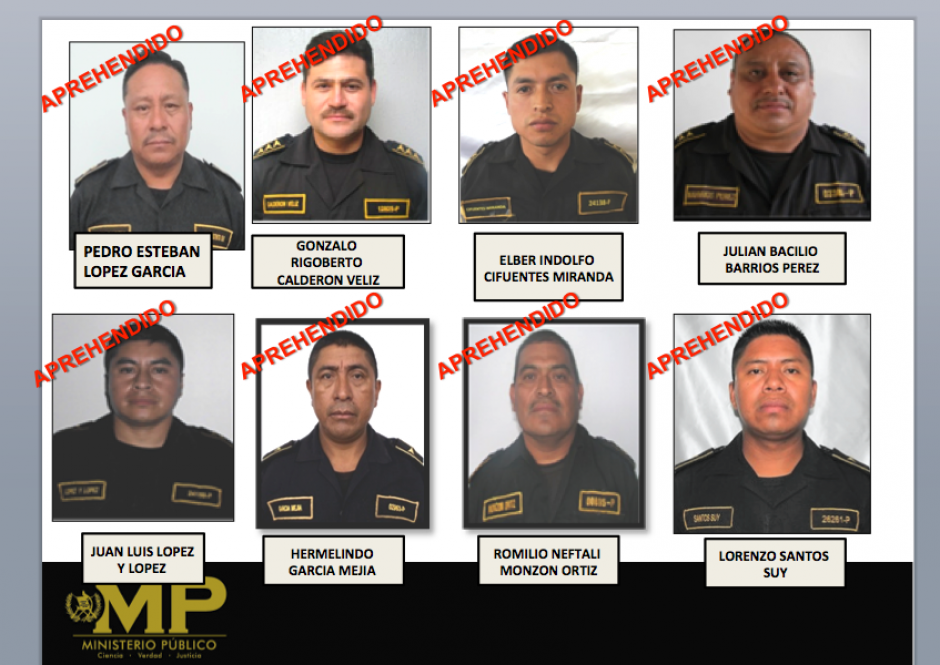 Ellos son ocho de los 19 polic&iacute;as capturados por el uso de la fuerza excesiva durante un desalojo en una aldea de Chisec, Alta Verapaz. (Imagen: MP)