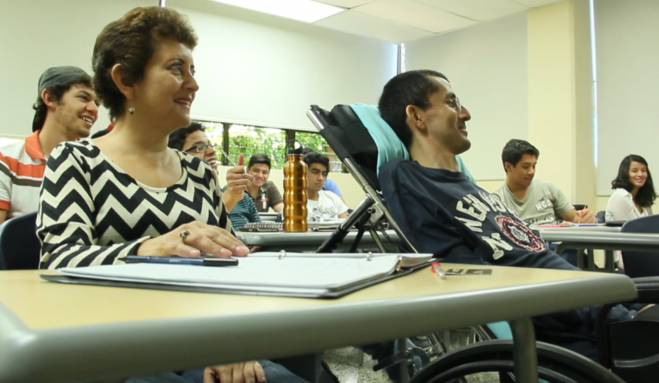 Mar&iacute;a Teresa acompa&ntilde;a a diario a su hijo Jorge a las clases en la facultad de Ingenier&iacute;a de la Universidad Galileo. (Foto: Fredy Hern&aacute;ndez/Soy502)