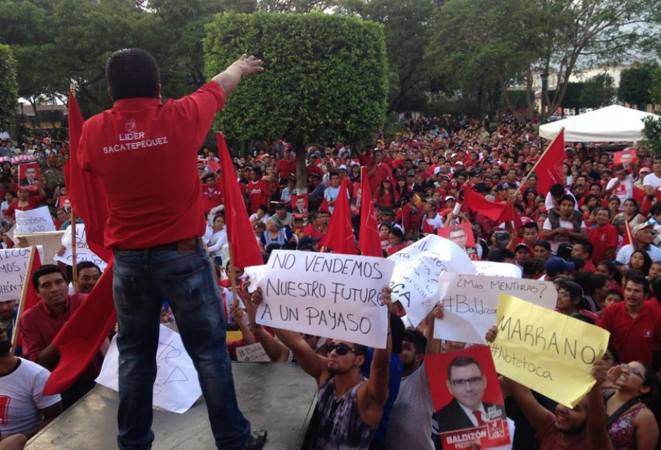 Varios jovenes protestaron contra el partido Lider en una actividad realizada en Antigua Guatemala y evitaron que Manuel Baldiz&oacute;n llegara al lugar. (Foto: Archivo/Soy502)