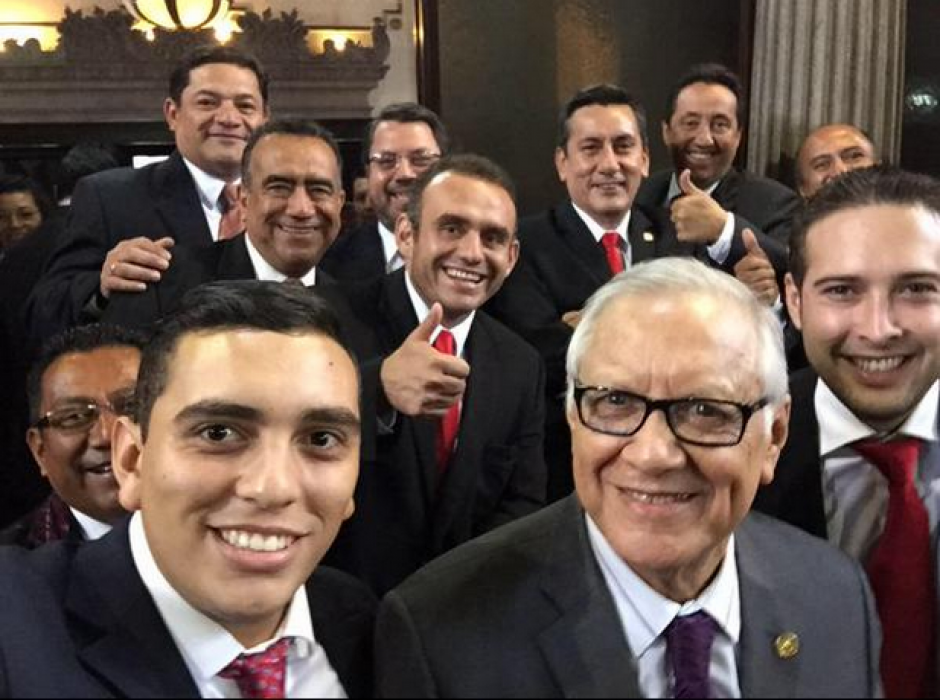 Los diputados de Lider aprovecharon para tomarse a una selfie con el nuevo Vicepresidente, cuando este saludó a los legisladores. (Foto: Juan Manuel Giordano/Twitter)&nbsp;
