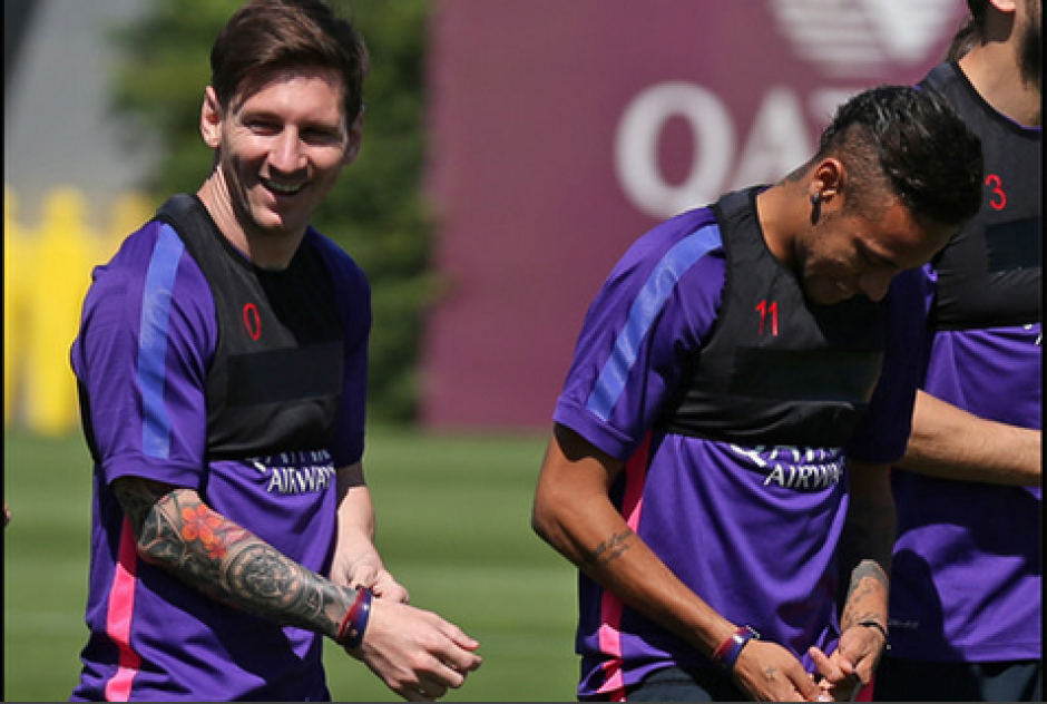 Messi, Neymar y otros jugadores del FC Barcelona estrenaron la pulsera con tecnolog&iacute;a para realizar pagos como si fuera una tarjeta de cr&eacute;dito. (Foto: FC Barcelon)