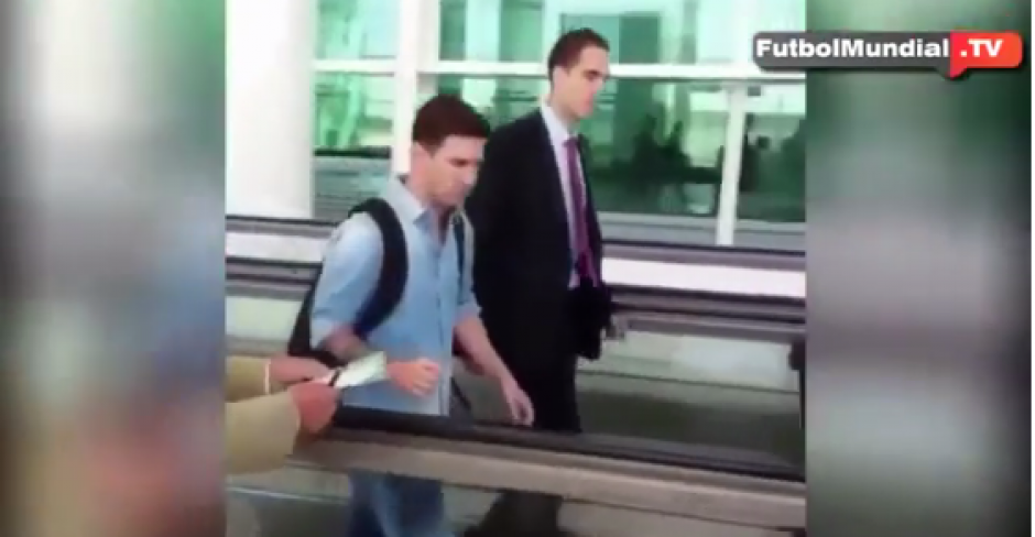 Lio Messi se neg&oacute; a darle su aut&oacute;grafo a un aficionado que esper&oacute; su arrib&oacute; a la capital espa&ntilde;ola para disputar el juego contra el Atl&eacute;tico de Madrid.&nbsp;