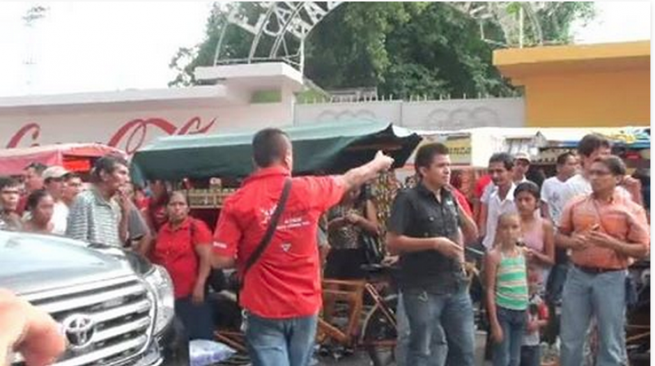 El simpatizante del partido Lider aparentemente amenaza a un ciudadano que llegó para rechazar la presencia de Manuel Baldizón en Mazatenango.&nbsp;