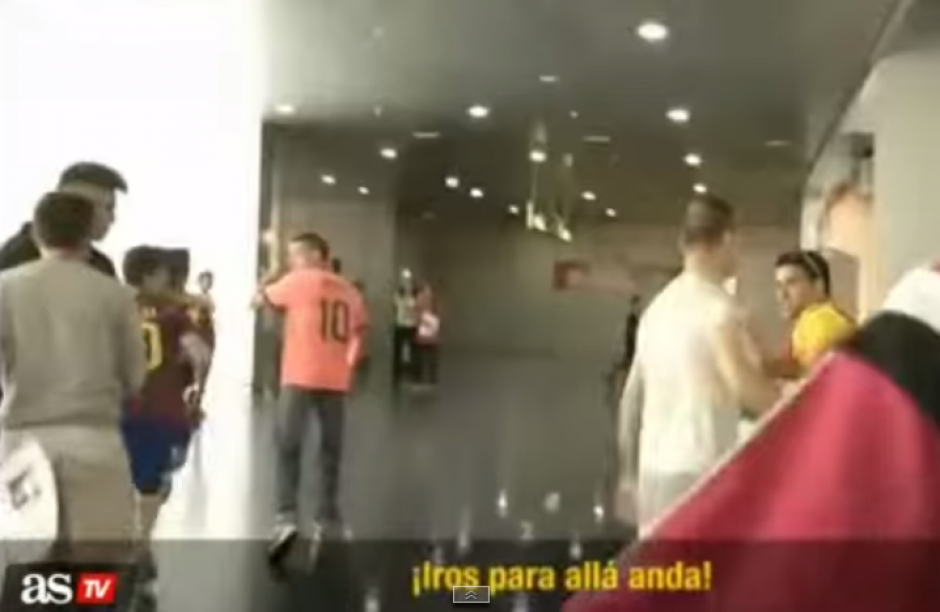Aficionados del Real Madrid incitaron a sus rivales barcelonistas en el aeropuerto El-Prat. (Imagen: YouTube)