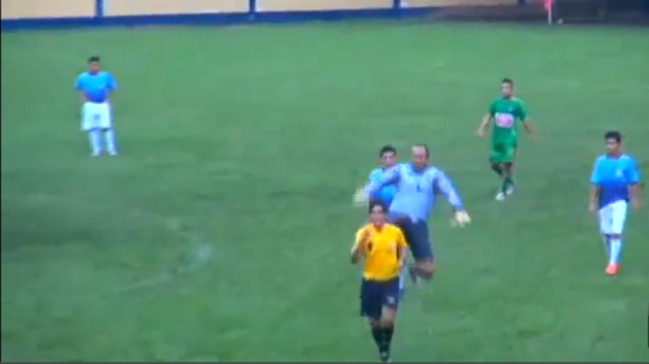 Brutal agresi&oacute;n a un &aacute;rbitro en Per&uacute;. (Foto: YouTube)