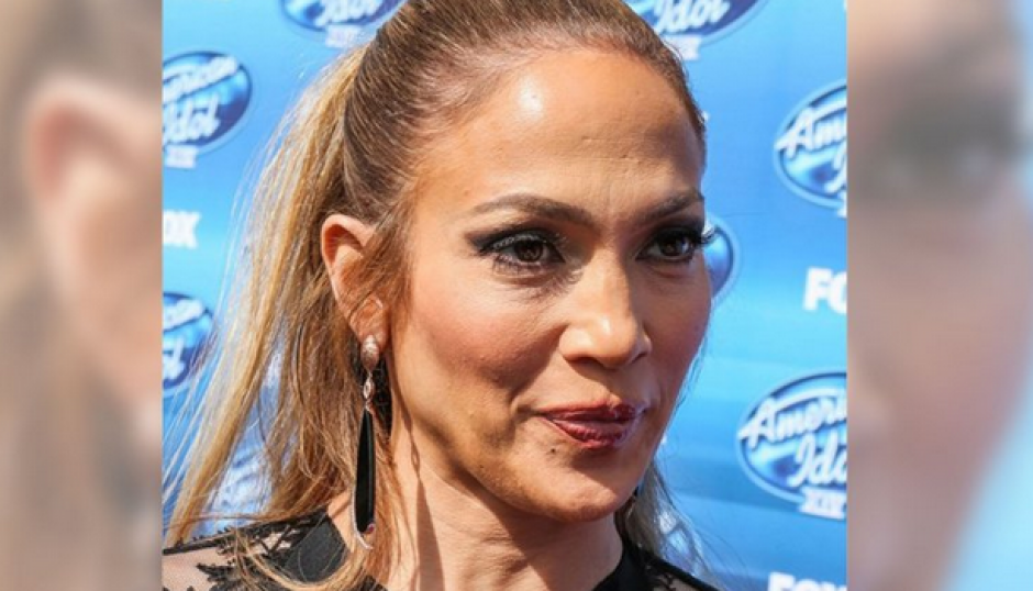 Se difunde una imagen de Jennifer L&oacute;pez donde luce un tanto avejentada en la gala de la gran final de la temporada 14 de "American Idol". (Foto: Twitter/pueblaonline.com.mx)