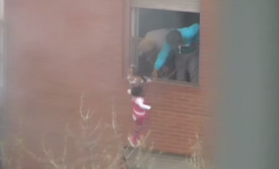 Una ni&ntilde;a fue lanzada desde un tercer nivel para salvarla de un incendio. (Imagen: YouTube)