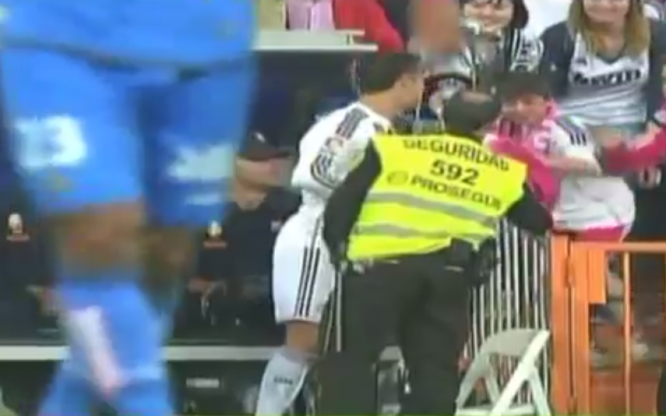 Un niño lloró al recibir un regalo de manos de su ídolo, Cristiano Ronaldo. (Imagen: YouTube)