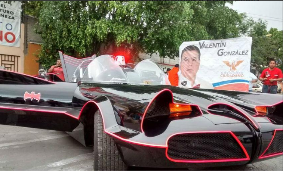 El candidato a la alcald&iacute;a de Nezahualc&oacute;yotl, M&eacute;xico, atrae la atenci&oacute;n del p&uacute;blico con una r&eacute;plica del Batim&oacute;vil. (Foto:&nbsp;Valent&iacute;n Gonz&aacute;lez/Twitter)&nbsp;