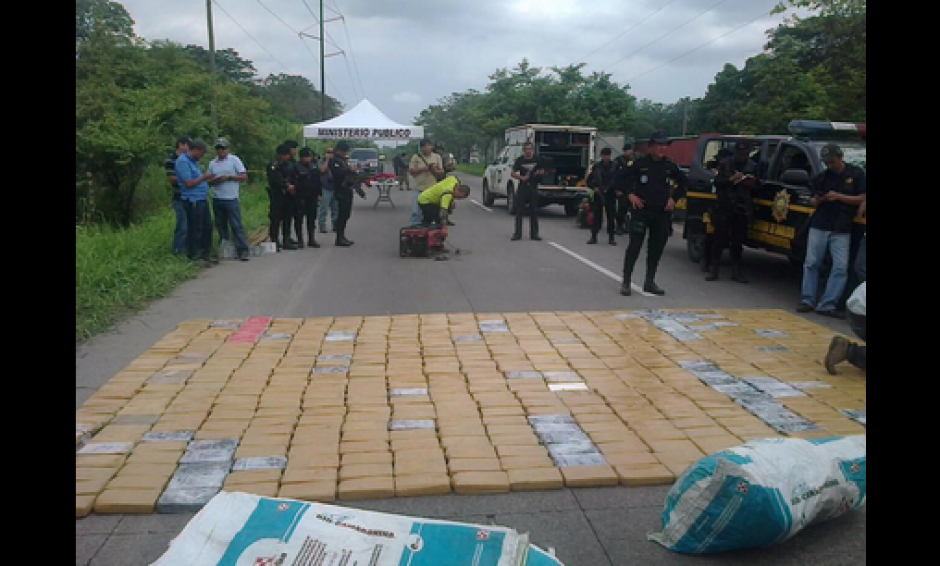 La aparente droga fue localizada en un doble fondo del camión. &nbsp;(Foto: PNC)&nbsp;