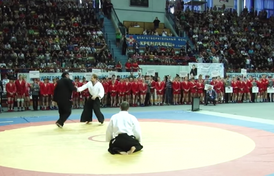 el actor Steven Seagal muestra sus habilidades con las artes marciales. (Imagen: Youtube)