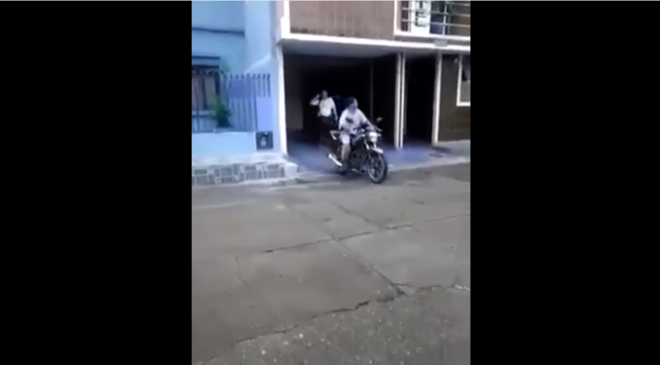 La mujer capta el momento en que su esposo y su amante salen de un pequeño motel. (Foto: YouTube)