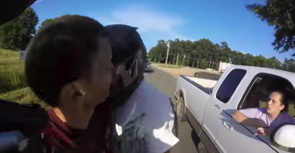 Momento en que le da el cabezazo con el casco puesto. (Foto: YouTube)