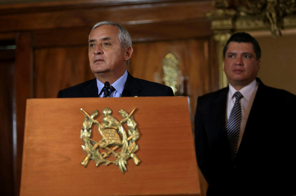 El hombre en su espalda. Era habitual ver a Gustavo Mart&iacute;nez detr&aacute;s del Presidente Otto P&eacute;rez Molina, sobre todo en las juramentaciones a nuevos funcionarios. (Foto: Archivo/Soy502)
