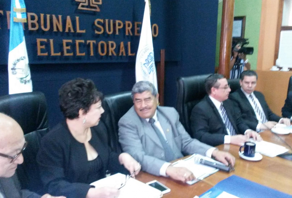 El Contralor General de Cuentas, Carlos Mencos, asisti&oacute; a la reuni&oacute;n semanal de los magistrados del TSE con los fiscales de los partidos pol&iacute;ticos. (Foto: Soy502)