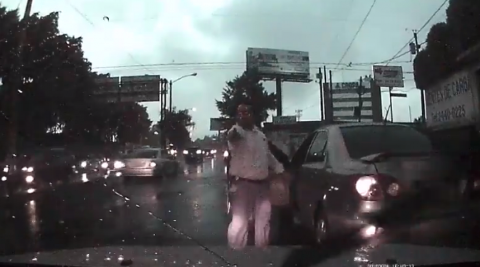 El conductor se baja del auto para amenazar con una pistola a otro que graba en el tr&aacute;fico. &nbsp;(Foto: Tomada de YouTube)&nbsp;