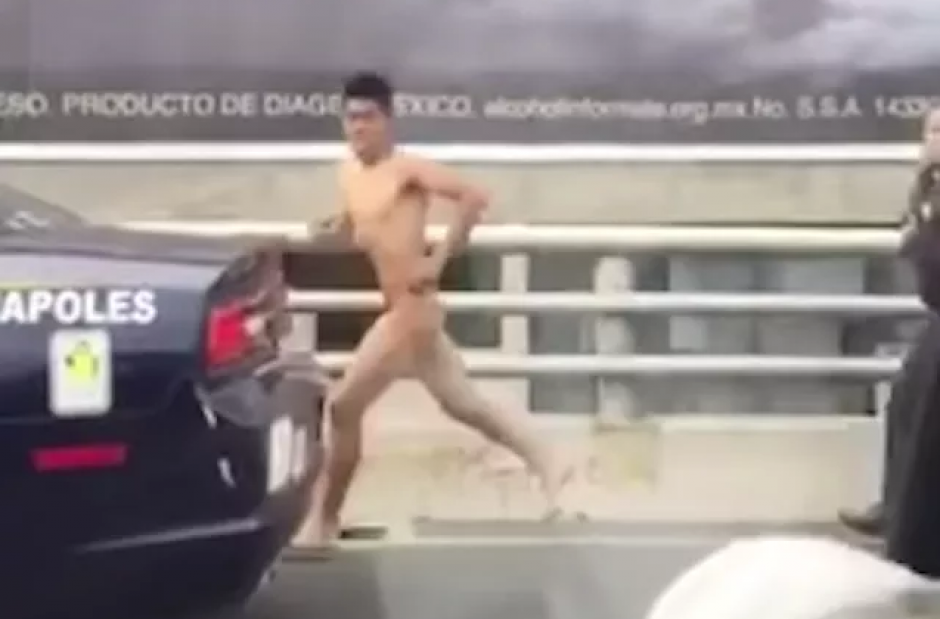 Un hombre desnudo fue perseguido por la polic&iacute;a en el Anillo Perif&eacute;rico del Distrito Federal en M&eacute;xico y todo qued&oacute; grabado en video. (Imagen: sopitas.com)