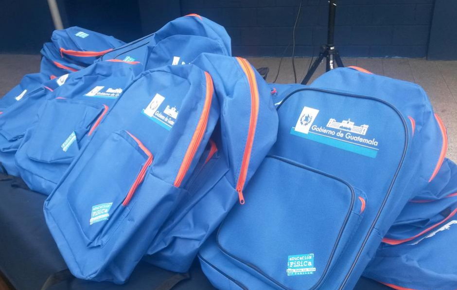 Las mochilas escolares que entregaría la Digef primero levantaron suspicacias por los colores, luego por la calidad del producto y por último, el contrato ha sido cancelado porque no fueron entregadas a tiempo. (Foto: Archivo/Soy502)