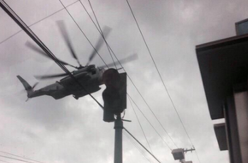 El helic&oacute;ptero que provoc&oacute; da&ntilde;os en la zona 9 pertenece al Comando Sur de Estados Unidos y debi&oacute; a descender porque tuvo problemas por los fuertes vientos. (Foto: Twitter/Gepersopon)