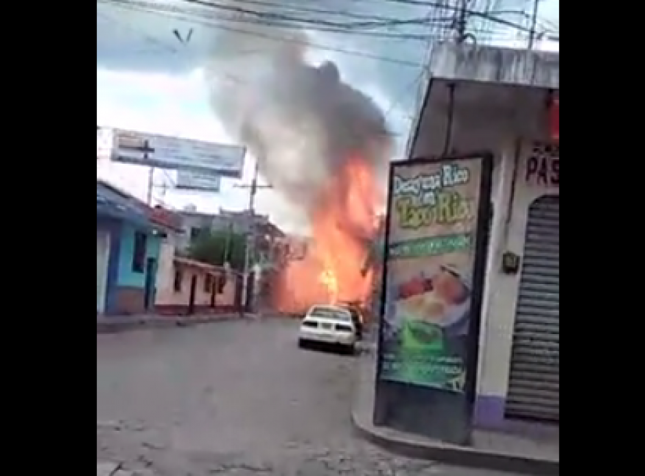 El usuario de Facebook Francisco Prillwitz capta el momento en que el cami&oacute;n explota. (Imagen: Facebook)