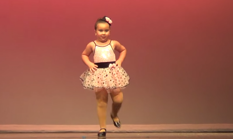 Johanna tiene seis a&ntilde;os de edad y baila en un recital de su escuela. (Imagen: Youtube)