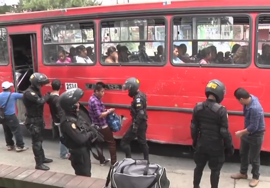 Los cuatro agentes de la unidad motorizada fueron capturados esta ma&ntilde;ana y son se&ntilde;alados de pertenecer a una banda que se dedica al robo de veh&iacute;culos. (Foto: YouTube)&nbsp;