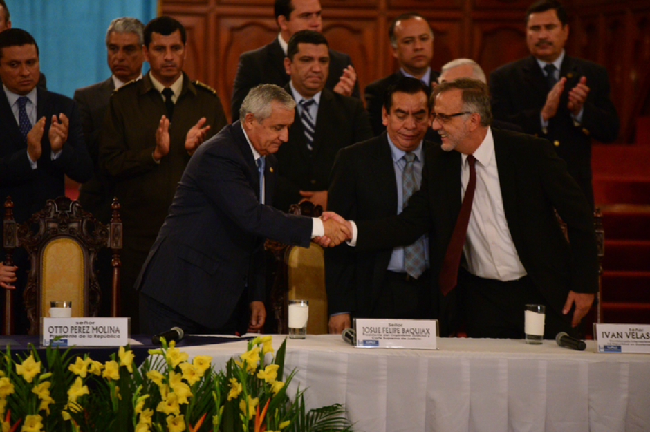 Durante la crisis pol&iacute;tica, al presidente Otto P&eacute;rez Molina solo se le ha visto cobijado por todo su Gabinete una vez. Fue cuando anunci&oacute; que se har&iacute;a la petici&oacute;n de prorroga para la CICIG. D&iacute;as despu&eacute;s, empezaron las renuncias. (Foto: Archivo/Soy502)
