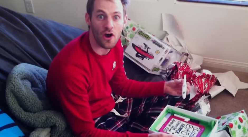 La emoci&oacute;n de un hombre al enterarse que ser&aacute; padre. (Imagen: YouTube)