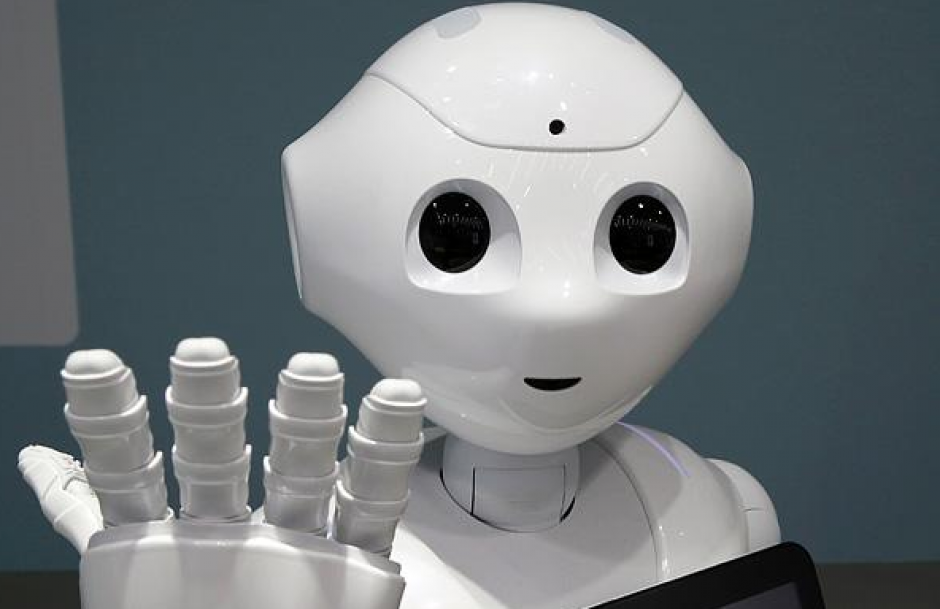 El robot Pepper, capaz de comunicarse con personas e interpretar sus emociones, saldrá a la venta el sábado en Japón. (Foto: Twitter)