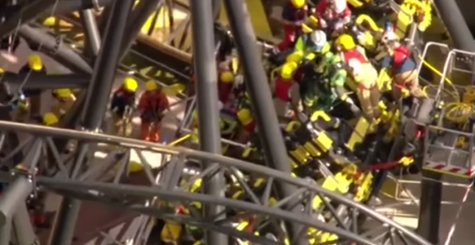 Los socorristas necesitaron m&aacute;s de cuatro horas para rescatar a los heridos m&aacute;s graves mientras estaban suspendidos a una altura de m&aacute;s de 7 metros. (Foto: BBC)