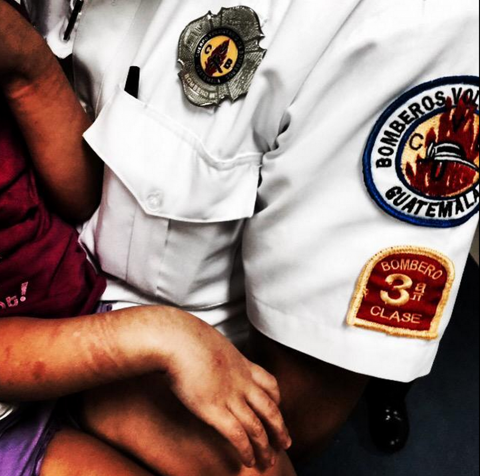 La niña, rescatada por la PNC, debió ser atendida por los Bomberos Voluntarios pues presenta golpes y heridas provocadas por el lazo que usaban para amarrarla. (Foto: Bomberos Voluntarios)