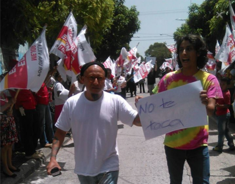 La consigna "No te toca" reaparece en una manifestaci&oacute;n a favor del alcalde de Villa Nueva, Edwin Escobar, quien recoge sus acreditaciones en el TSE. (Foto: Juan Manuel Vega/Soy502)&nbsp;