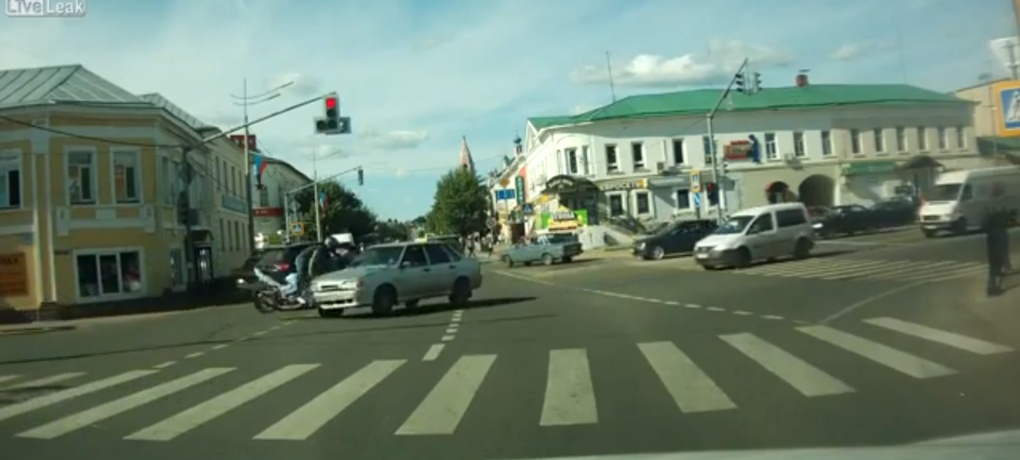 Este motorista choc&oacute; de frente contra veh&iacute;culo, pero sobrevivi&oacute;, pese a lo aparatoso del accidente. (Foto: YouTube)