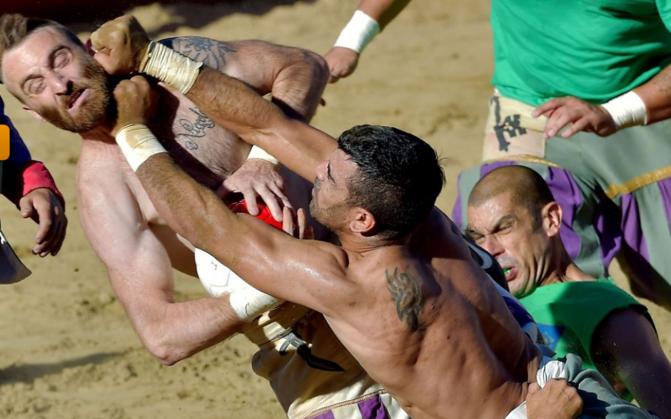 Esto es un juego de Gladiadores que en ocasiones olvidan donde esta el bal&oacute;n. (Foto: AFP/VINCENZO PINTO)