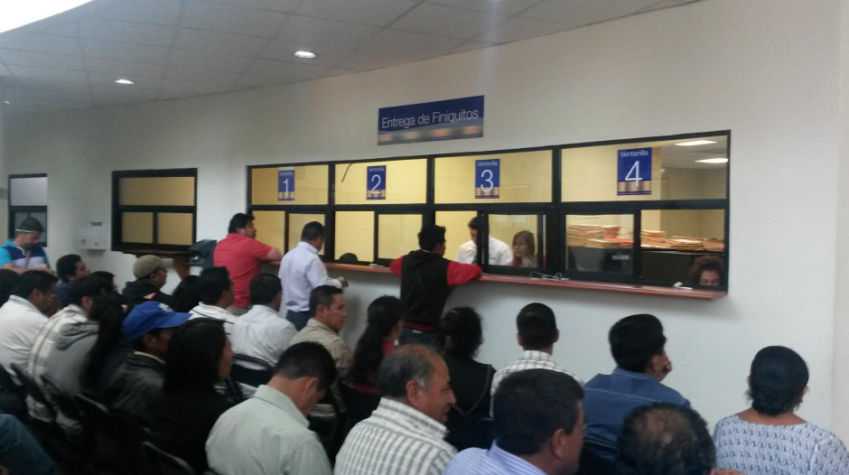 La CGC tiene habilitadas 27 ventanillas para atender a las personas que llegan a solicitar su finiquito. (Foto: Soy502)