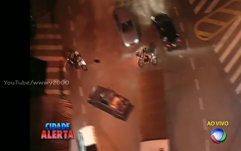 Un agente policial le dispara a quemarropa a dos presuntos delincuentes. (Imagen: YouTube)