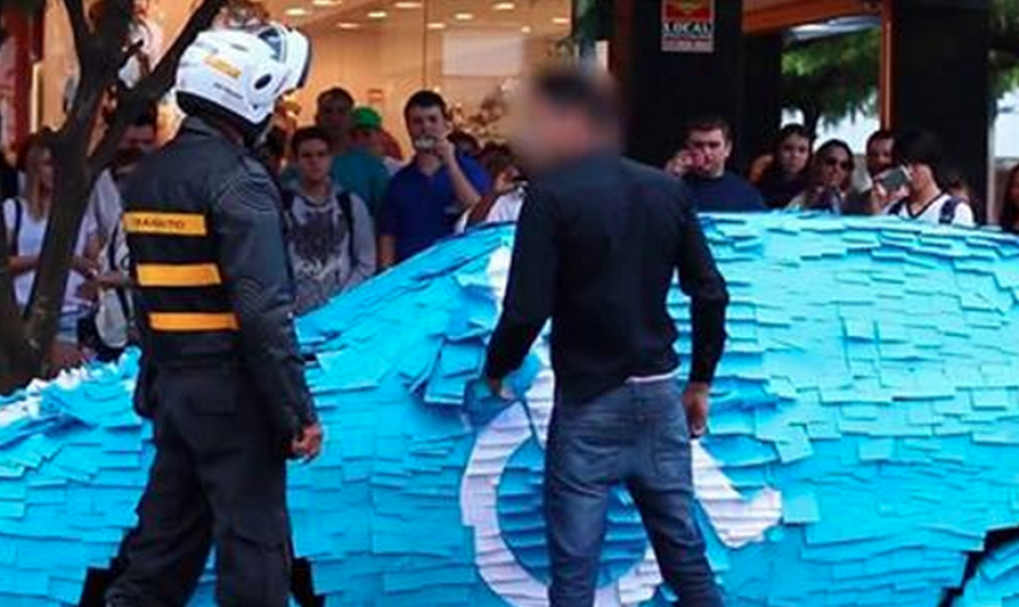 Un hombre en Brasil pag&oacute; bastante caro el haberse estacionado en un lugar reservado para personas con capacidades especiales. (Foto: YouTube)