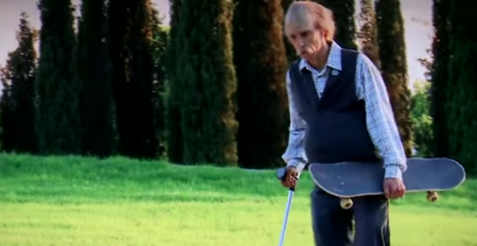 Un video muestra c&oacute;mo un abuelo de 80 a&ntilde;os realiza piruetas extremas en su patineta. &nbsp;(Foto: YouTube)&nbsp;