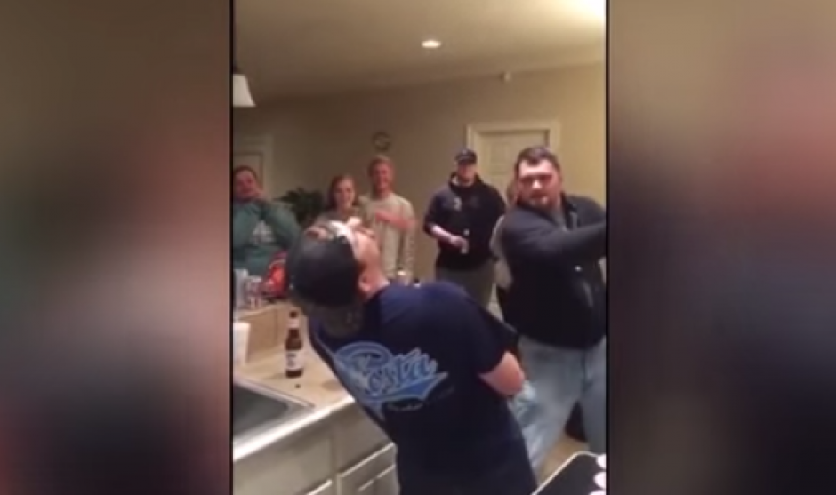 Un hombre cort&oacute; la nariz de su amigo por jugar a ser un samur&aacute;i. (Imagen: YouTube)