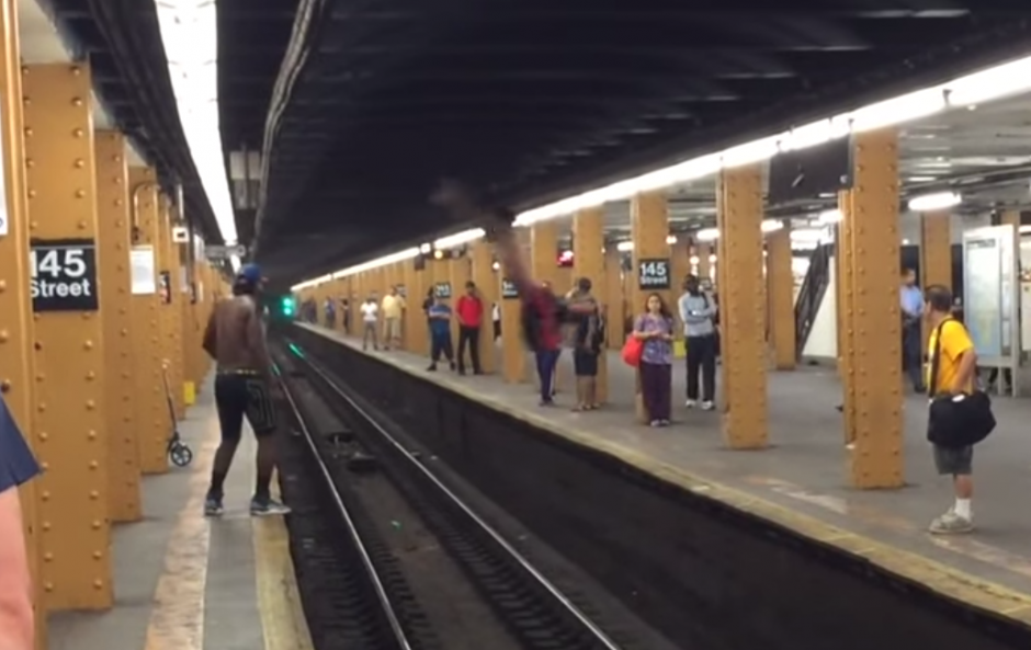 Un joven intenta saltar entre las v&iacute;as del subterr&aacute;neo en Nueva York y falla. (Imagen: Youtube)