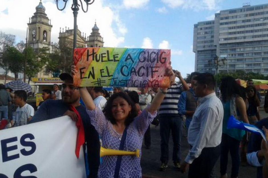 Varios guatemaltecos de nuevo se concentraron en la Parque Central para pronunciarse contra la corrupci&oacute;n. &nbsp;(Foto: Twitter/@justiciayagt)