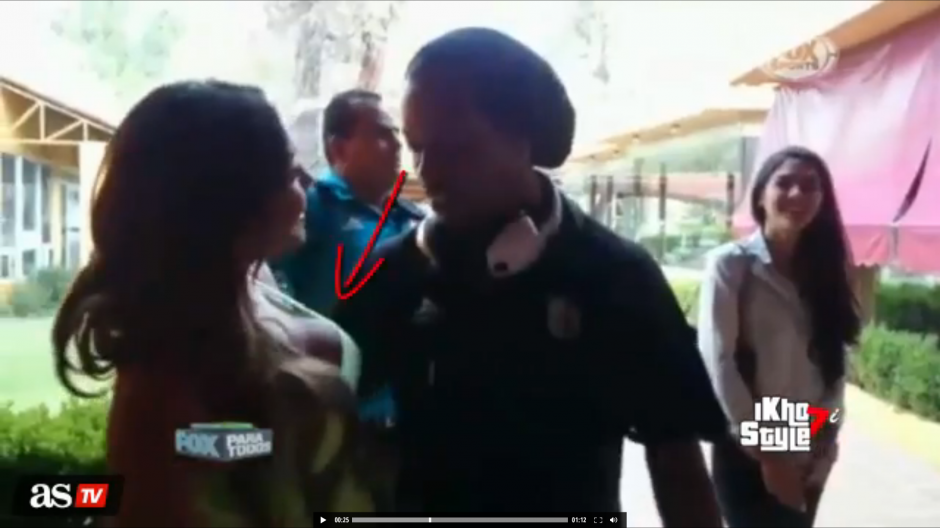 La periodista colombiana &Eacute;rika Fern&aacute;ndez hizo que Ronaldinho aprovechara el abrazo para echar un vistazo. (Foto: as.com)