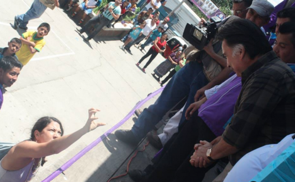 Así fue como una mujer recibió a Alfonso Portillo durante un mitin del partido Todos en Sololá. &nbsp;(Foto: Facebook.com/PuebloCLICK)