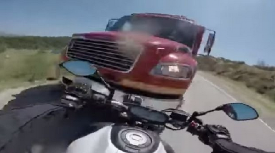 Un joven de 24 a&ntilde;os choc&oacute; contra un cami&oacute;n de bomberos en Estados Unidos y sobrevivi&oacute;. (Foto: YouTube)