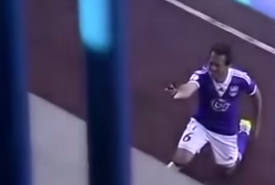 La curiosa celebración en la que un futbolista le pidió matrimonio a su novia, sucedió en Bielorrusia. (Foto: YouTube)