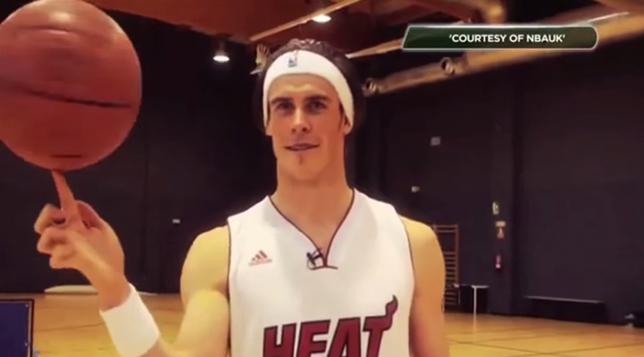 En abril pasado, Gareth Bale participó en un reto con el equipo Miami Heat que consistía en anotar desde la media cancha. Ahora, vuelve a mostrar sus cualidades con la canasta. (Foto: Youtube)