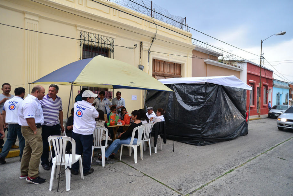 Dos partidos políticos durmieron en las afueras del TSE para poder inscribirse primero. Ahora, que vence el plazo este martes, ya solicitaron su inscripción 14 binomios. (Foto: Archivo/Soy502)